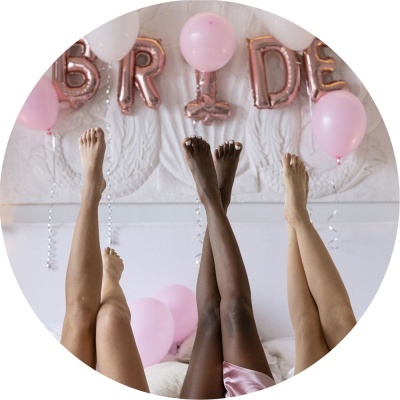 Pernas femininas elevadas com balões de festa 