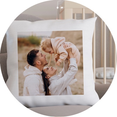 Almofada branca com fotografia de família impressa