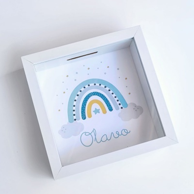 Cofre com desenho de arco-íris colorido e nome Olavo