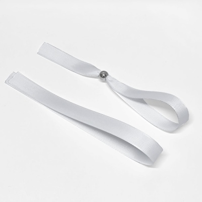 Duas fitas brancas em tecido, uma com bolinha metálica