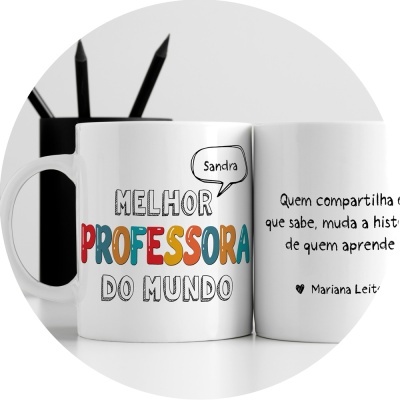 Caneca branca com texto colorido e preto 'MELHOR PROFESSORA DO MUNDO' e nome Sandra em balão de fala.