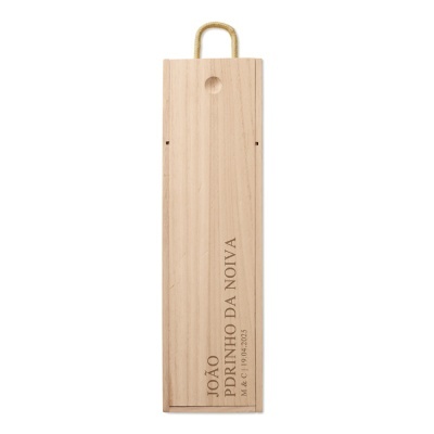 Caixa retangular de madeira claro com tampa e alça de corda e texto gravado verticalmente.