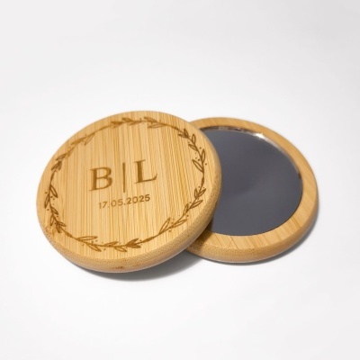 Espelho redondo portátil com moldura de madeira clara e gravação decorativa