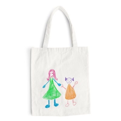 Saco branco com desenho infantil colorido de duas figuras humanas