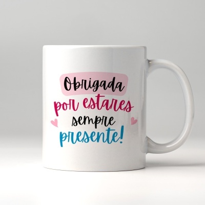 Caneca branca com texto colorido em português e corações