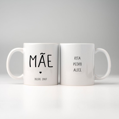 Duas canecas brancas com texto preto, uma com 'MÃE DESDE 2007' e outra com nomes 'RITA PEDRO ALICE'