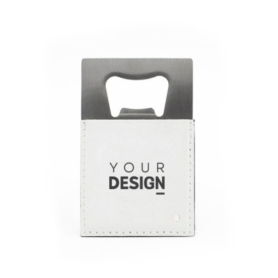 Abridor de garrafas metálico com suporte de couro branco com texto