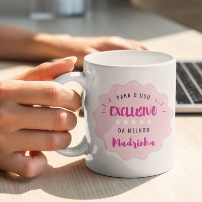 Caneca branca com texto para o uso exclusivo da melhor madrinha