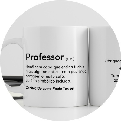 Caneca branca de cerâmica com texto preto sobre professores