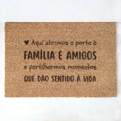 Tapete de entrada com texto em português sobre família e amigos em fibra castanha