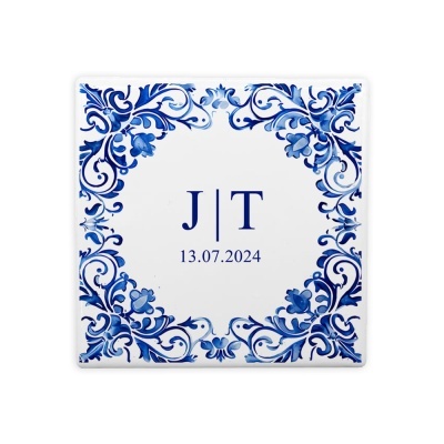 Azulejo branco com padrão floral azul e texto centralizado