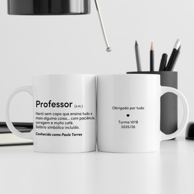 Duas canecas brancas com texto dedicado a professor, sobre mesa branca com lápis e lâmpada preta