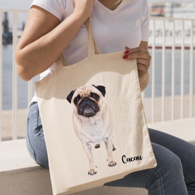 Bolsa de tecido bege com imagem de um pug e o nome Cacau