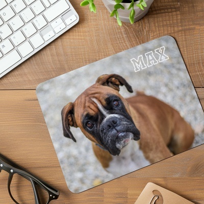 Tapete para rato com imagem de um cão boxer castanho e palavra MAX