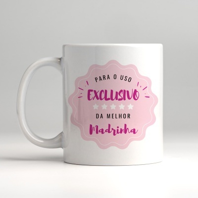 Caneca branca com estampa rosa e texto em português para madrinha