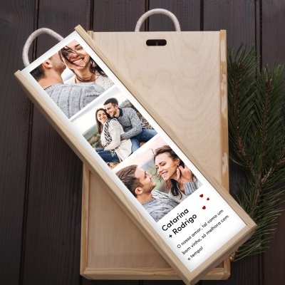 Caixa de madeira clara com tampa deslizante contendo fotos de casal e texto em português.