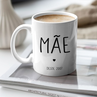 Caneca branca com texto 