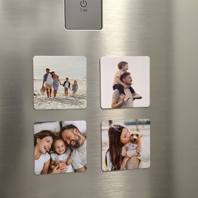 Ímanes quadrados com fotos de família em superfície metálica