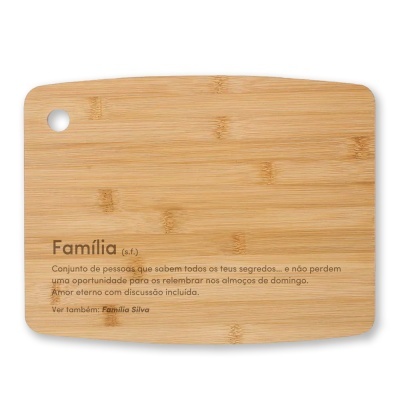 Tábua de cortar de madeira com texto gravado em português