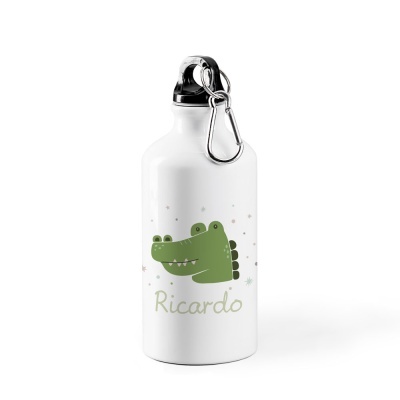 Garrafa de água branca com desenho de crocodilo verde e nome Ricardo