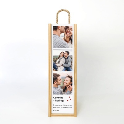 Caixa de presente de madeira com fotos de casal e texto personalizado.