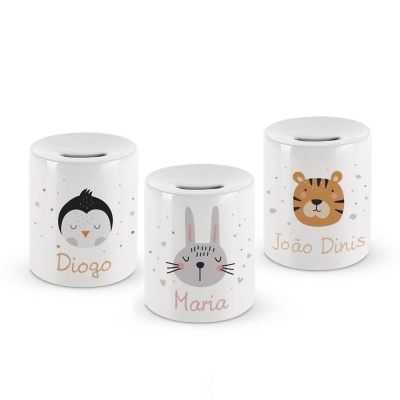 Três mealheiros brancos com desenhos de animais e nomes personalizados