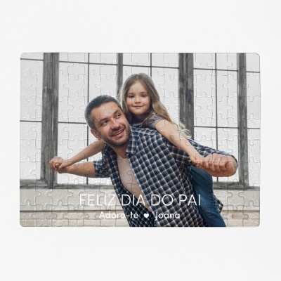 Puzzle com imagem de homem e menina sorrindo, texto FELIZ DIA DO PAI Adoro-te • Joana