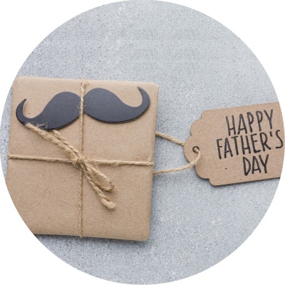 Presente embrulhado com bigode e etiqueta de Feliz Dia do Pai