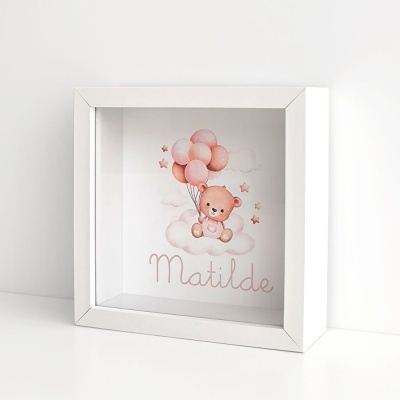 Caixa de sombra branca com desenho de urso e balões cor-de-rosa com o nome Matilde