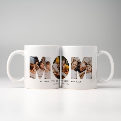 Duas canecas brancas com fotos dentro das letras MOM e texto 