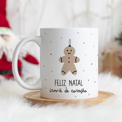 Caneca branca com boneco de gengibre e texto FELIZ NATAL irmã de coração