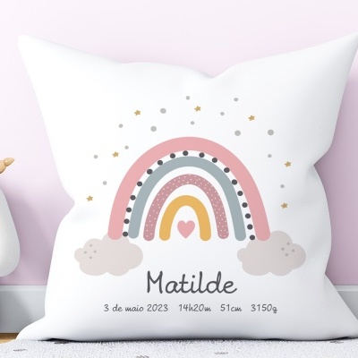 Almofada branca com estampa colorida de arco-íris e texto personalizado