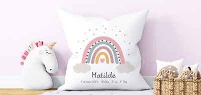 Almofada branca com estampa colorida de arco-íris e texto personalizado