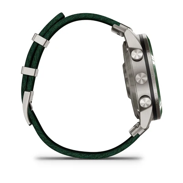MARQ® Golfer (Gen 2) Garmin Relógio prateado com bracelete verde texturizada visível de lado