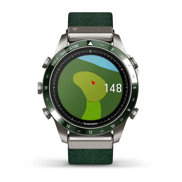 MARQ® Golfer (Gen 2) Garmin Relógio Garmin com mostrador de golfe e bracelete verde.