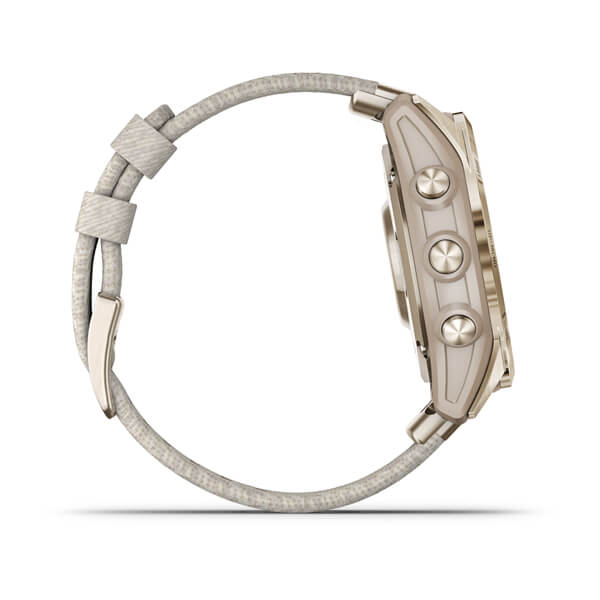 Fēnix® 7s sapphire solar creme dourado em titânio com bracelete creme em nylon 010-02539-39 Relógio dourado com bracelete cinza claro sobre fundo branco