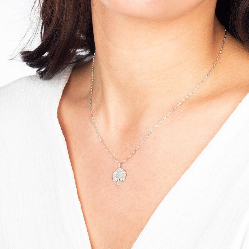 OMNIA Árvore da Vida, Prata 925% Colar de prata com pendente de árvore numa pessoa com roupa branca