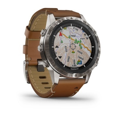 Relógio Garmin com mapa digital no ecrã e bracelete em couro castanho.