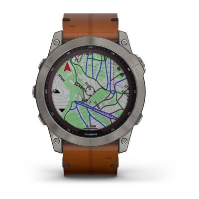 Relógio Garmin digital com mapa topográfico no mostrador e bracelete castanha em couro.