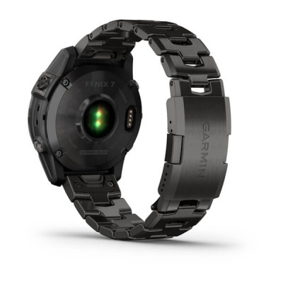 Relógio desportivo Garmin Fenix 7 com pulseira preta de metal e fecho