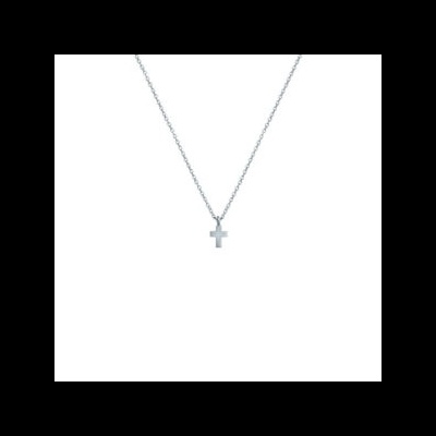 Colar prateado com pingente de cruz em fundo branco