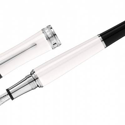 Caneta tinteiro branca com tampa preta e detalhes metálicos