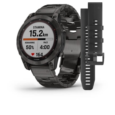 Relógio desportivo Garmin com bracelete metálica e silicone pretas, mostrador digital com estatísticas de corrida