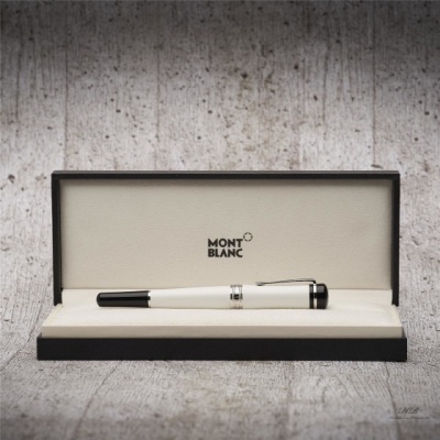 Caneta Montblanc branca numa caixa preta e creme com logo Montblanc