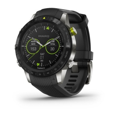 Relógio inteligente Garmin Marq preto com bracelete de silicone e marcações verdes no mostrador