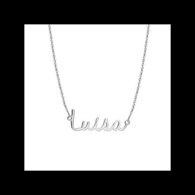 Colar prateado com pendente de nome 'luisa' em letras cursivas