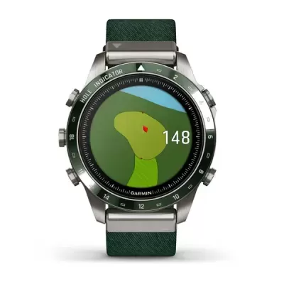 Relógio Garmin com mostrador de golfe e bracelete verde.