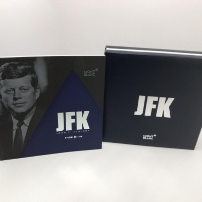 Dois livros sobre John F. Kennedy, um preto e branco com foto, outro azul escuro com texto branco