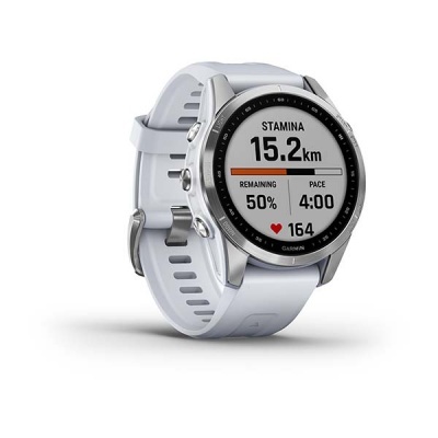 Relógio inteligente Garmin com bracelete branca e ecrã a mostrar dados de corrida