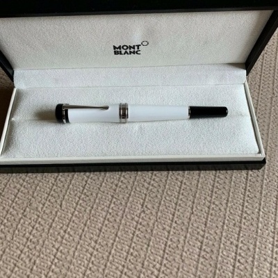 Estojo com caneta Montblanc branca e preta em fundo branco